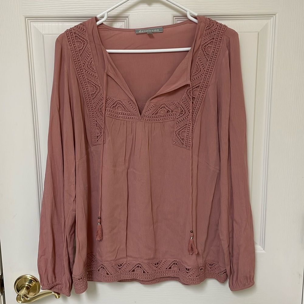 Danielrainn ladies blouse. Size med. very pretty. Rose color.